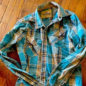 Hollister (M) snap closure long sleeve shirt